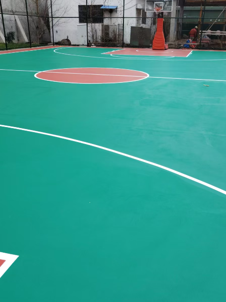 皇桐镇 球场长期使用易出现地面开裂